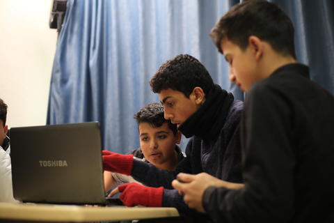 Workshop in the High altitude Balloon Camp in Kilis students in front of a computer in the high altitude balloon camp in kilis