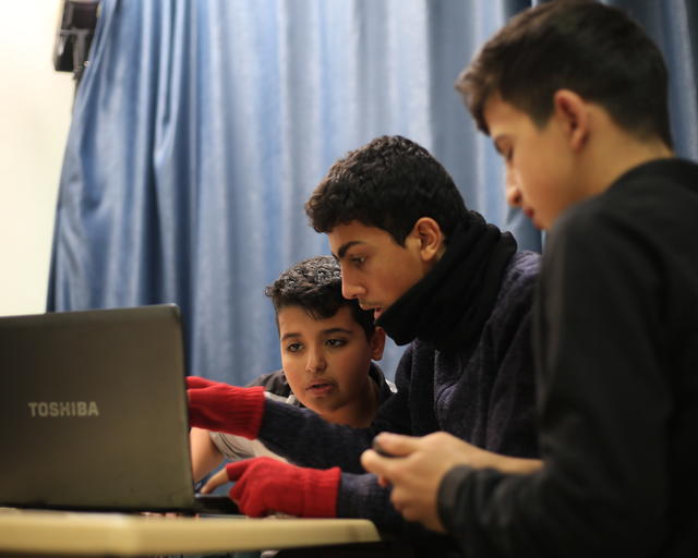 students in front of a computer in the high altitude balloon camp in kilis